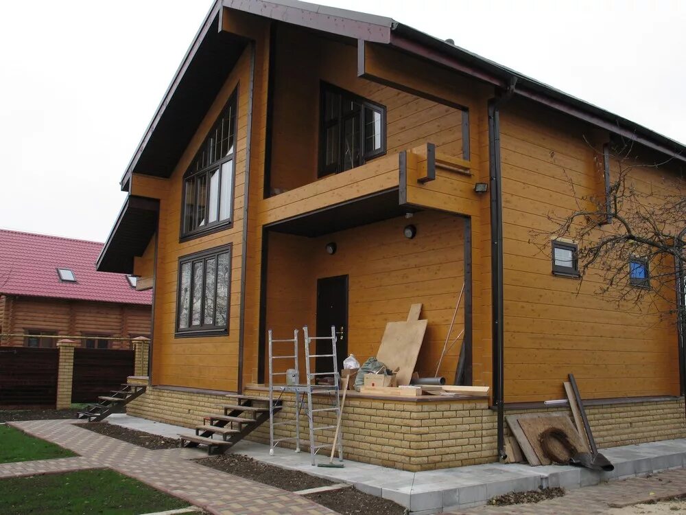 Обшивка домов снаружи. Дом обшитый фальшбрусом. Наружная отделка дома. Дом обделанный блок хаус. Фасад из имитации бруса.