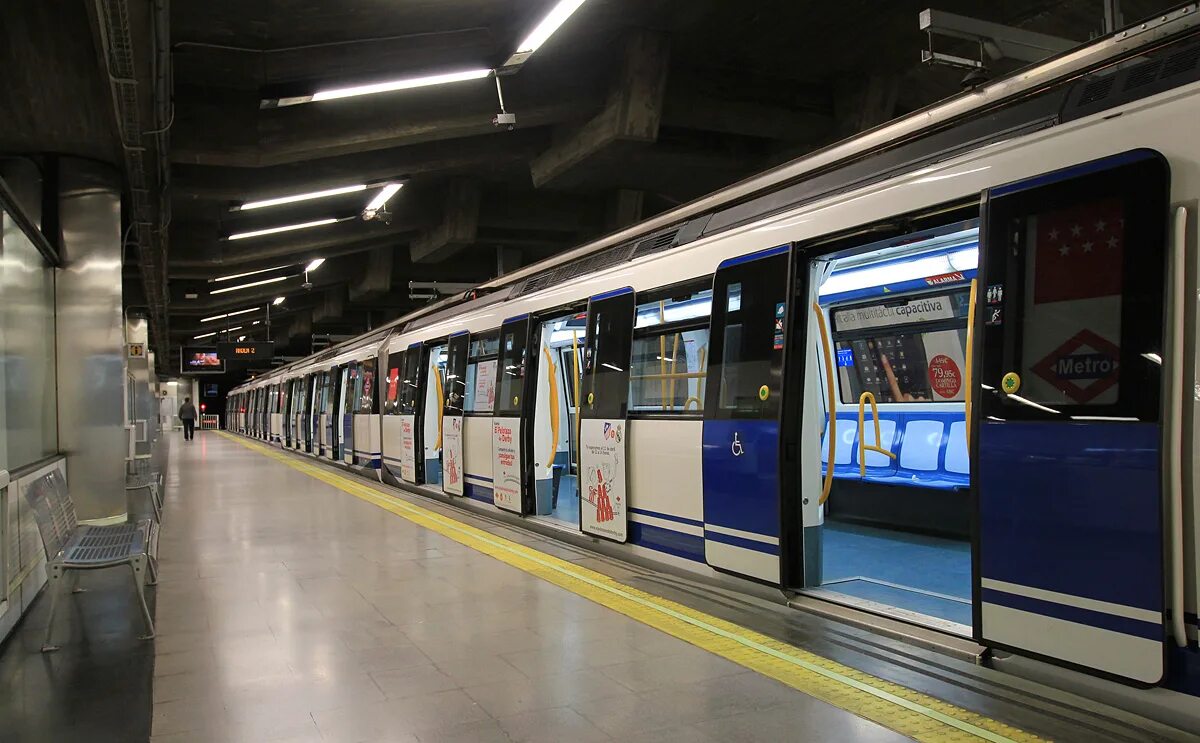 Кольцевая линия метро мадрид. Метро Мадрида. Вагоны метро в Мадриде. Метро в Испании. Вагоны метро CAF.