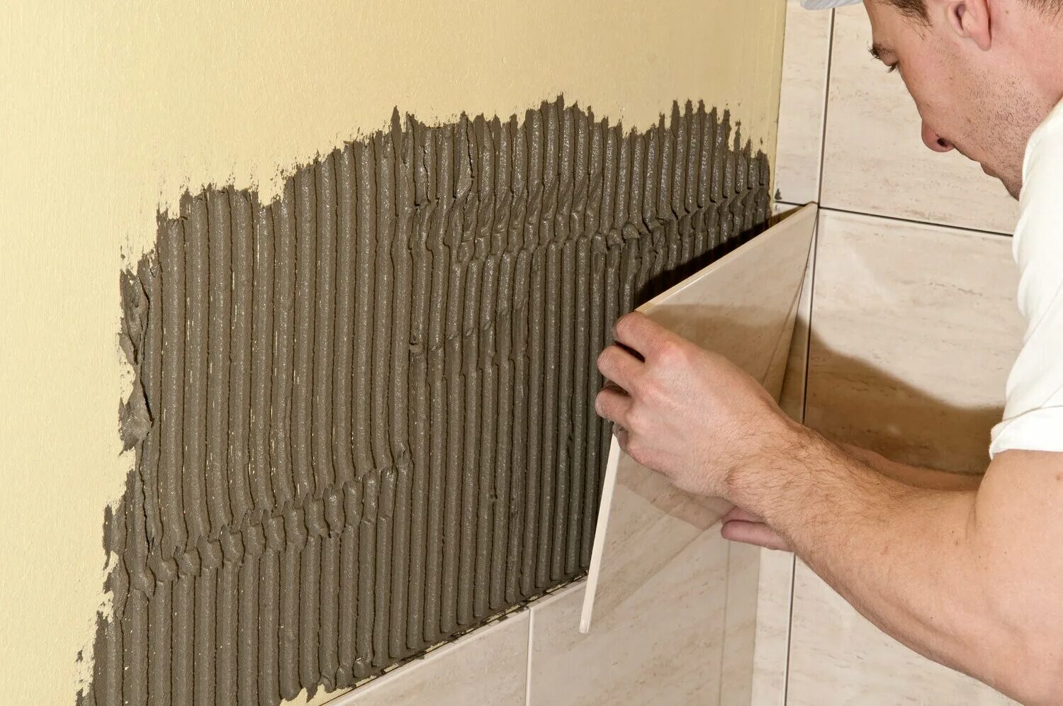 Технология плиточных работ. Укладка плитки на стену. Укладка керамической плитки на стену. Облицовка поверхности плиткой. Облицовка стен керамической плиткой.