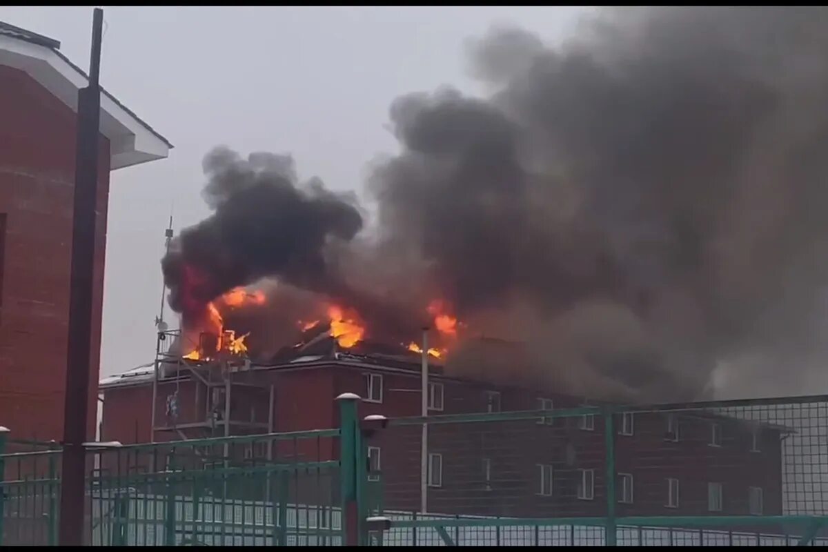 Пожар в солнечногорске сейчас. Пожар в солнечногорске. Пожар в хостеле солнечногорск. Хостел сгорел. Пожар в хостеле в подмосковье.