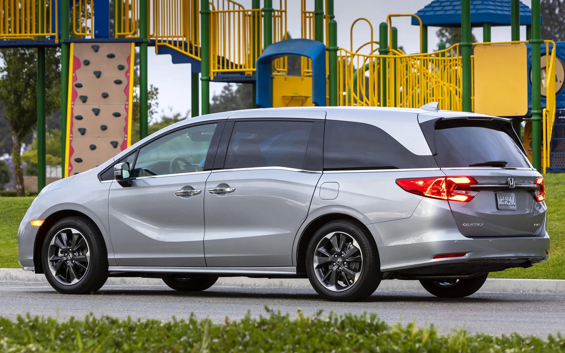 Honda odyssey usa 2006. Хонда одиссей 2006. Хонда одиссей 2006 год. Honda odyssey 2021. Додж мпв.