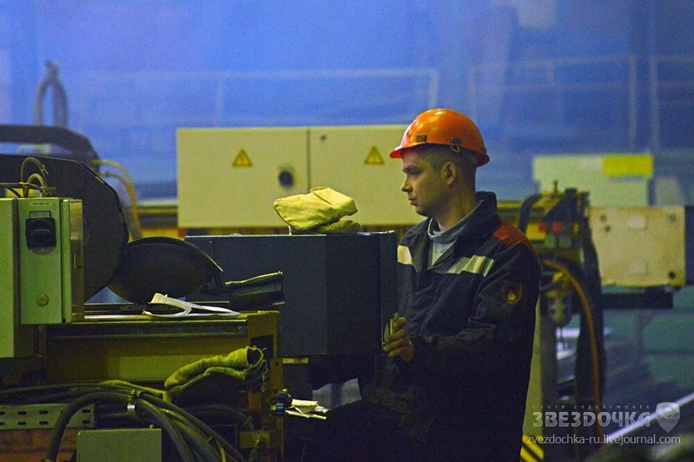 Литейно-термический цех. Стропальщик на заводе. Цс звездочка северодвинск. Цс звездочка северодвинск. Почувствуй завод.