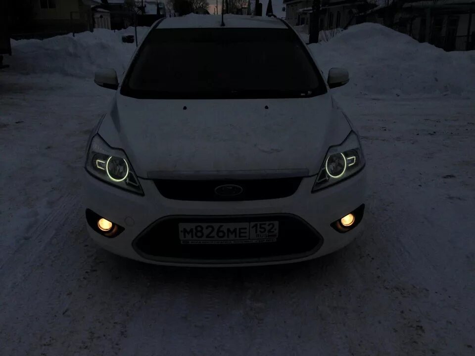 Ангельские глазки форд. Ангельские глазки Ford Focus 2. Ford Focus 2 ретрофит фар. Ангельские глазки Ford Focus 2 Рестайлинг. Фары Форд фокус 2 ангельские глазки.