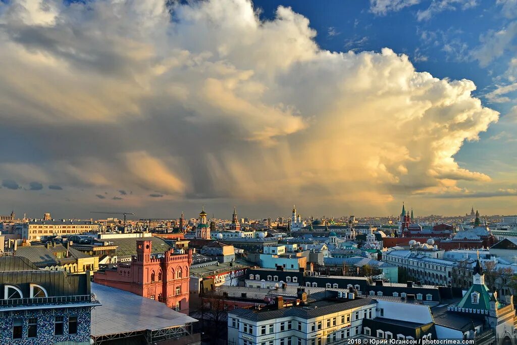 Небо над Москвой. Тучи над Москвой. Облака над крышами. Тучи над старой Москвой.