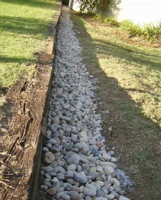 Обустройство водоотводной канавы. Дренажная канава. Водоотводная канава вдоль забора. Канава вдоль дороги. Обустройство водоотводной канавы.