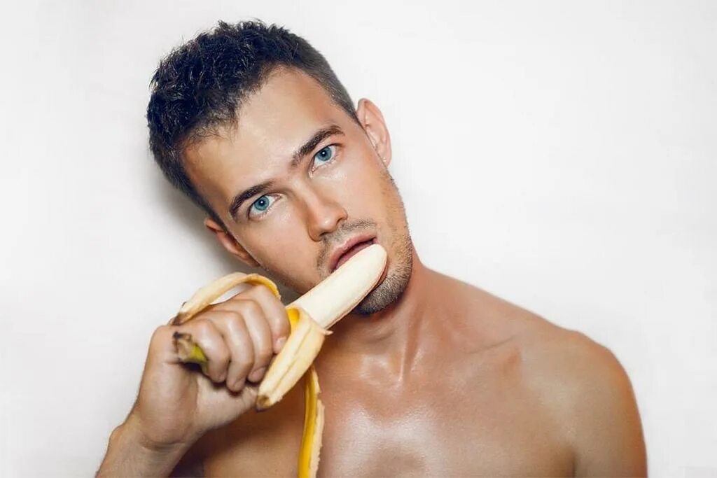 Jason Rawland. Парень с бананом. Банан у мужчин. Мужчина ест банан.