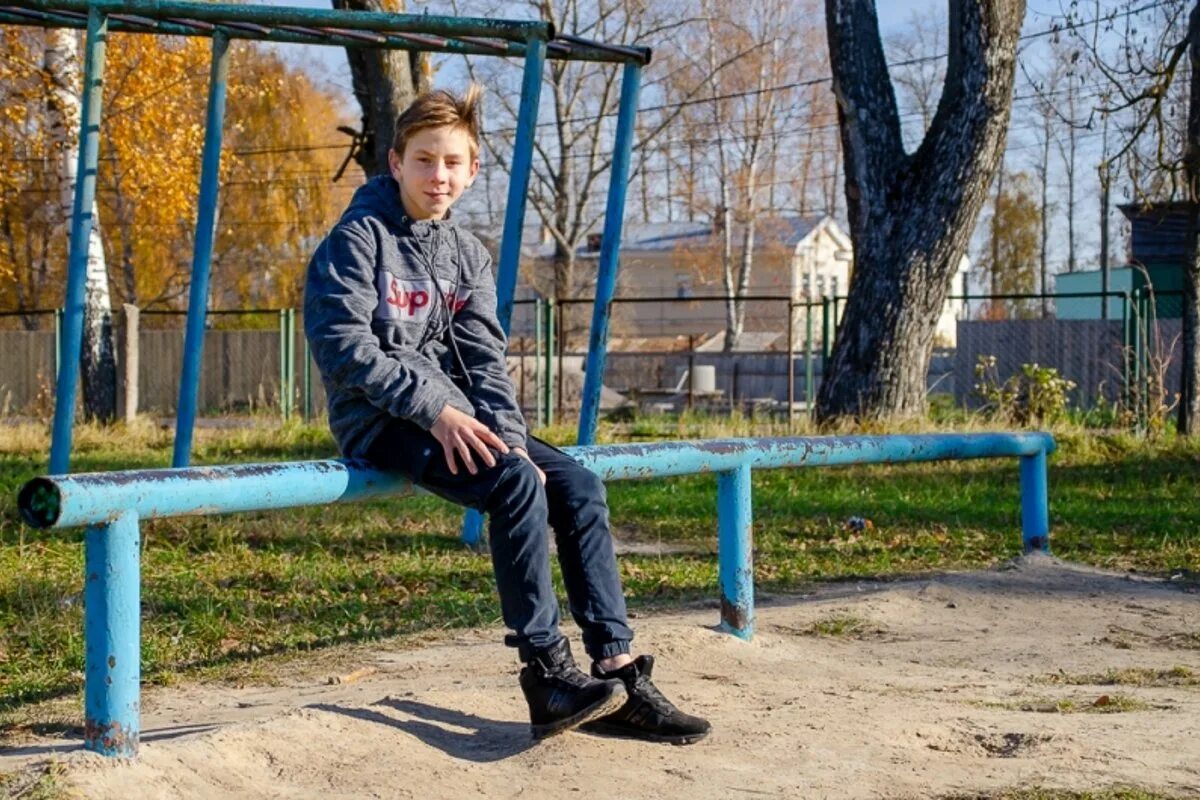 Два друга подростка. Два школьника. Портрет подростка. Только для мальчиков. Cedric bratzke модель.