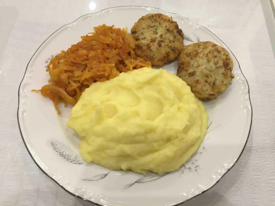 Тушеная капуста с картофельным пюре. Толченка с тушеной капустой. картофельное пюре с тушеной капустой. картофельное пюре с котлетой. сложный гарнир пюре с капустой.
