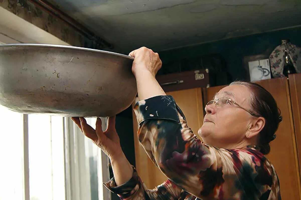 Крыша дома протекла. Протекает потолок. Протечка крыши. Заявление в жкх о протечке крыши образец. Портящиеся потолки.