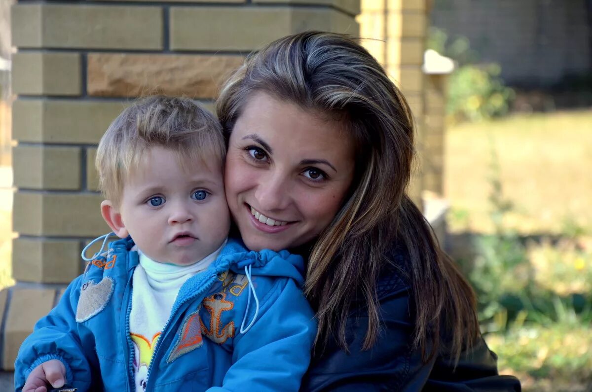 красивая мама с ребенком. женщина с ребенком. женщина с ребенком. обычная женщина с детьми. женщина с сыном.