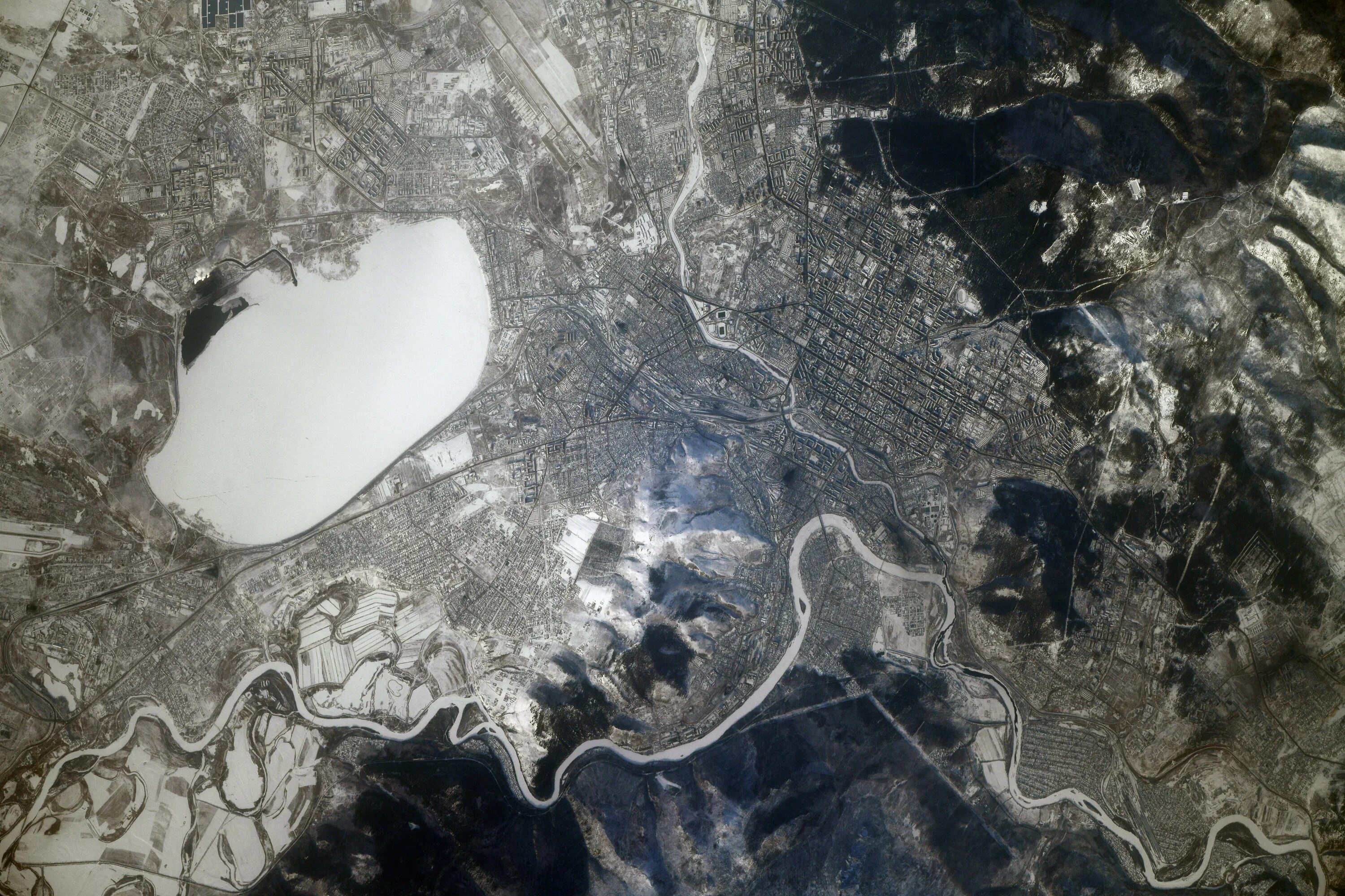 Киров с борта мкс. Снимки со спутника. Река со спутника. Ледяная стена в австралии фото из космоса. Аральское море вид со спутника.