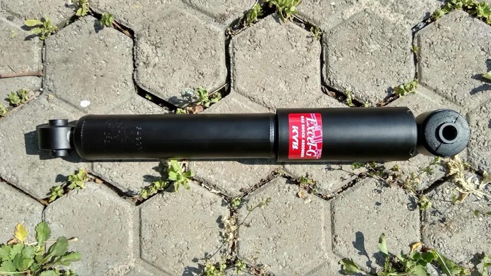 Артикул задних амортизаторов солярис. Задние амортизаторы хендай солярис 2. задний амортизатор hyundai solaris 2019. kyb 349098. задний амортизатор солярис 2011.