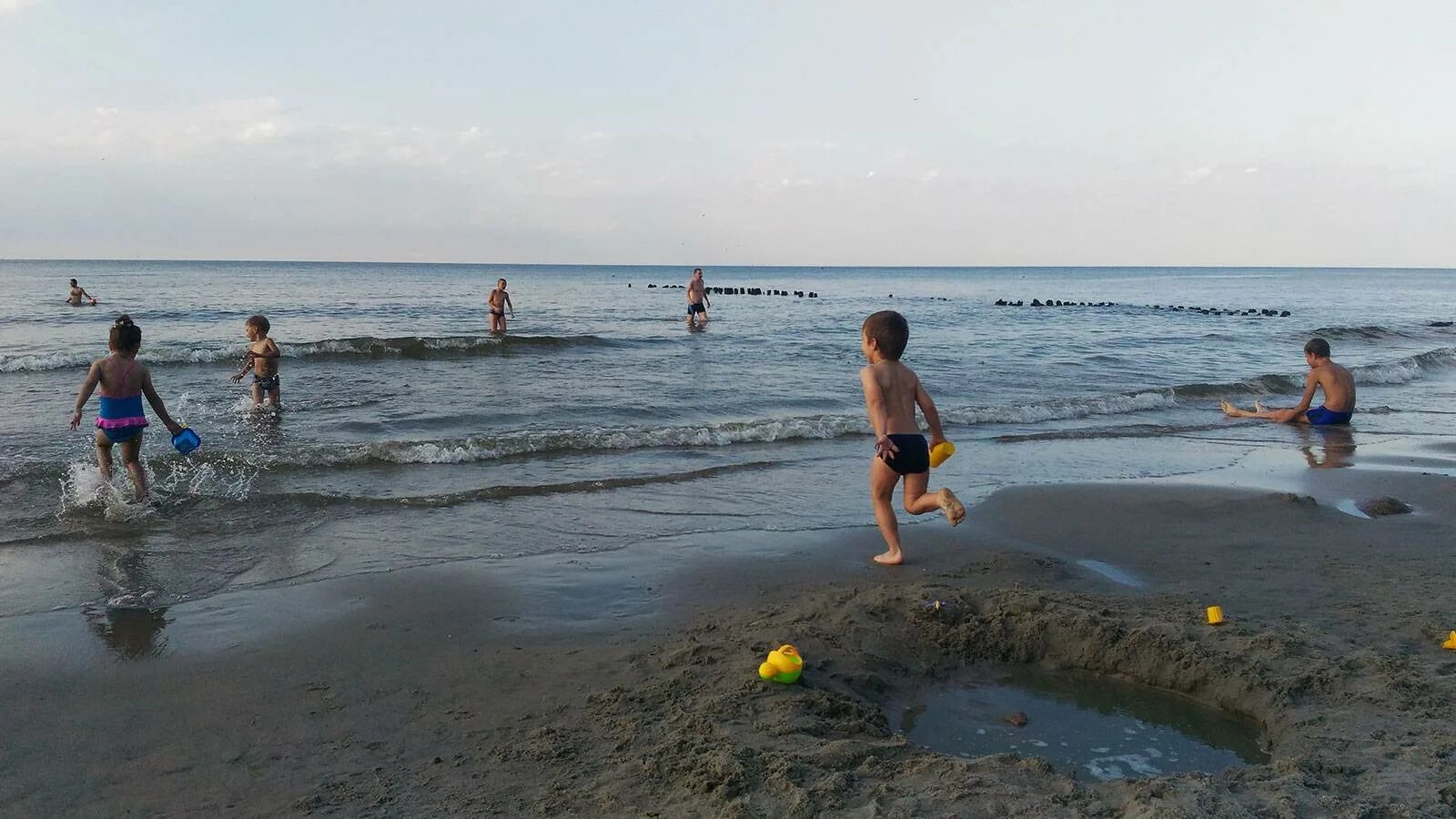 Температура воды в балтийском море зеленоградск. Дети купаются в море. Купание в Балтийском море. В Балтийском море купаются. Летом на Балтийском море.