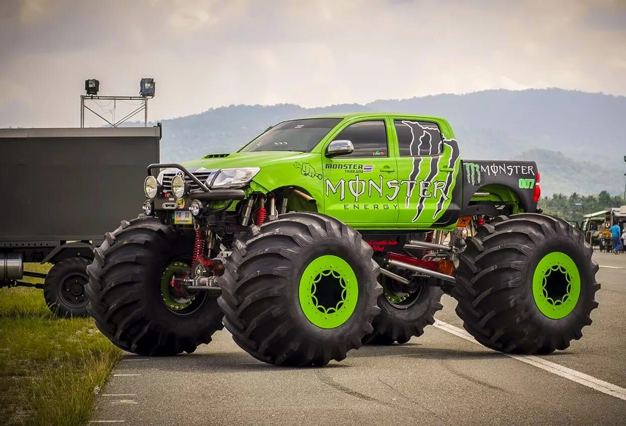 Машина big foot. Тойота бигфут. Mazda бигфут. Grave Digger монстр трак. Traxxas Bigfoot Monster 1:10.