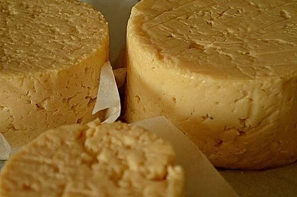 Из чего делают постный сыр. Постный гороховый сыр. Сыр из муки. Веганский сыр из кешью. Постный сыр.