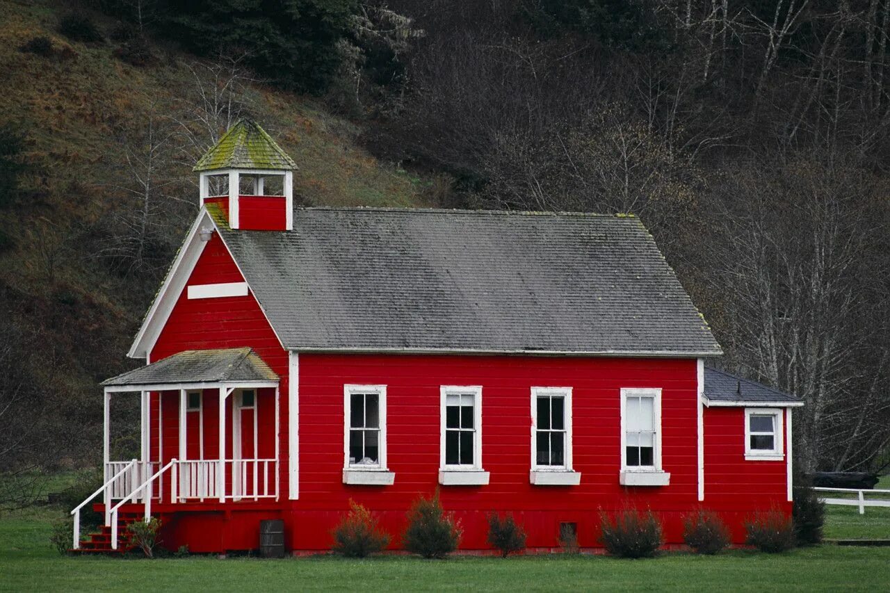 Домики красного цвета. Красный дом. Красный домик. Дом красного цвета. Красный деревянный дом.