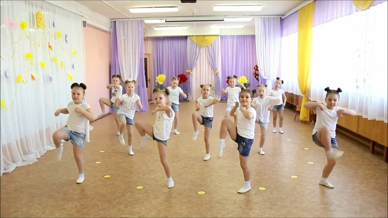 Мы маленькие дети танец в детском саду. Танцы в детском саду. Спортивный танец в детском саду. Детский спортивный танец в детском саду. Спортивные танцы в ДОУ.