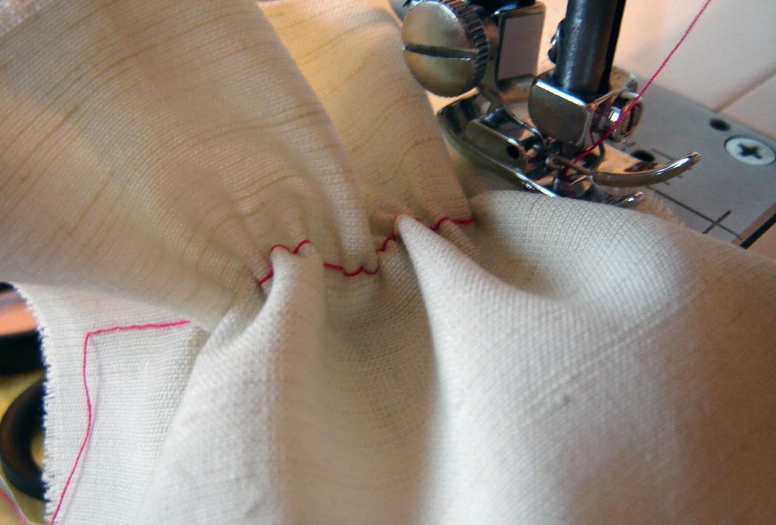 Игла не пробивает. Шов на ткани. Стянуть ткань на швейной машинке. Строчка на ткани. Складка это в шитье.