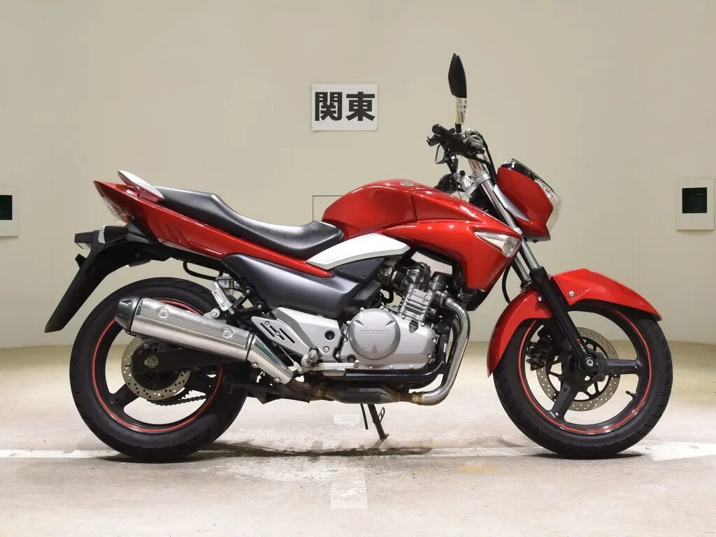 Мотолайф япония. Сузуки ГСР 250. Suzuki gsr250 красный. Китайский мотоцикл Suzuki. Сузуки км 500 мото.