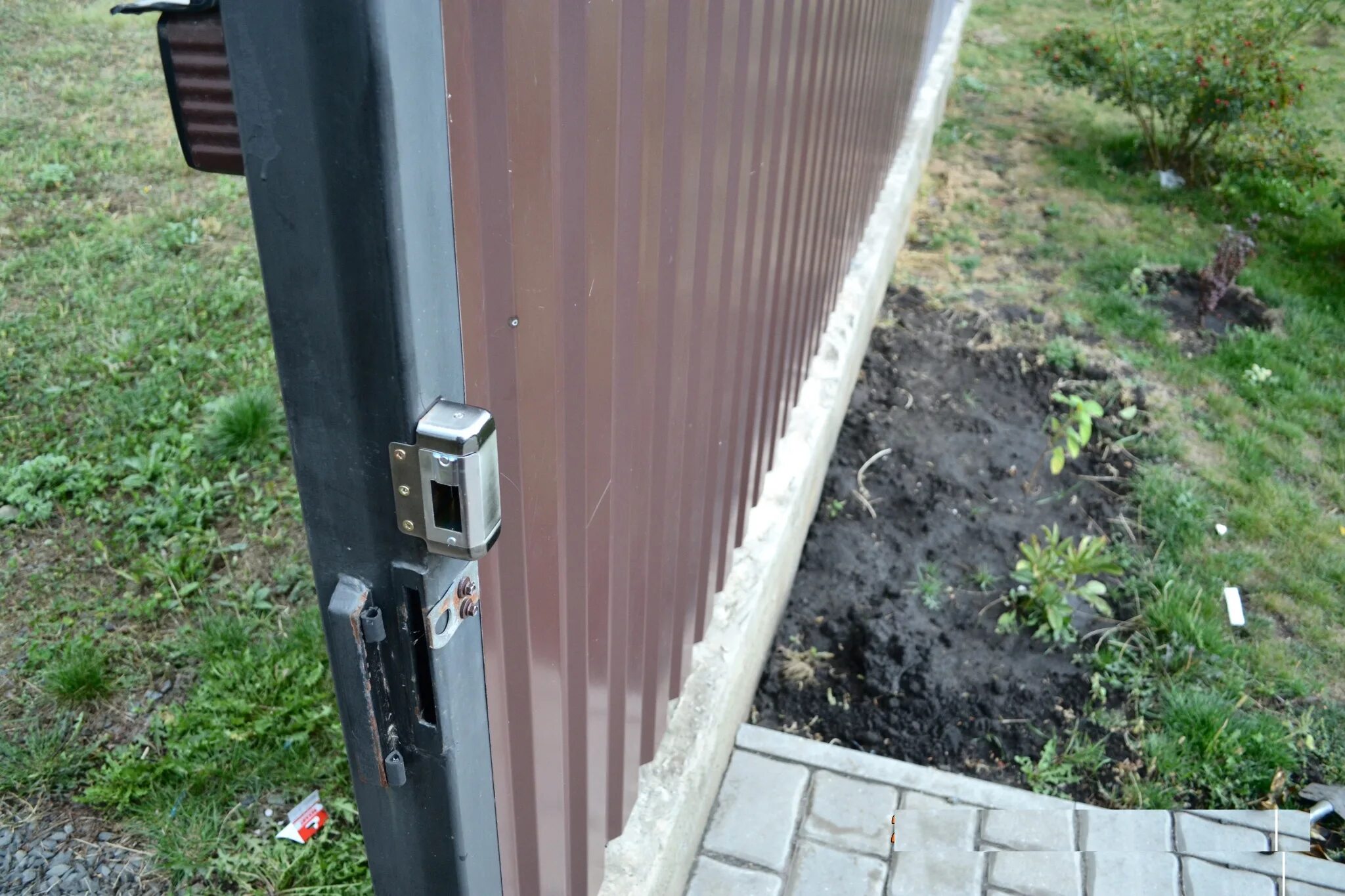 калитка дорхан с электромеханическим замком. электромеханический замок оптимус. электромеханический замок=эмз-12. электромеханический замок на калитку ts eml300. электромеханический замок на калитку открывание наружу.