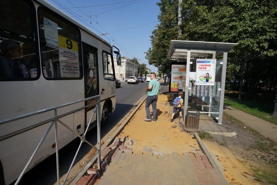 На остановке общественного транспорта подростки нецензурно. Сквер Гуртьева Орел. Сквер Гуртьева Орел остановка. Октябрьская сквер Гуртьева. Остановка сквер Гуртьева Орел маршрутки.