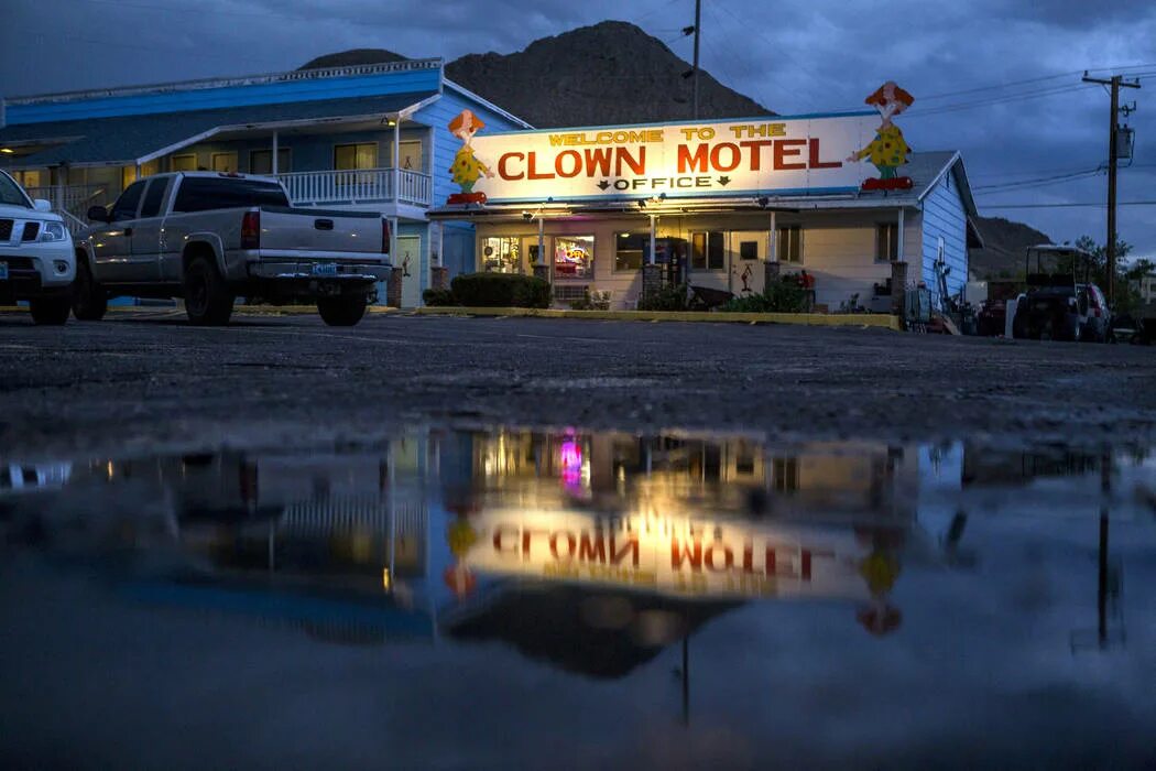 Мотель клоун. Мотель Невада. Жуткий мотель Техас. Motel Clown in Nevada.