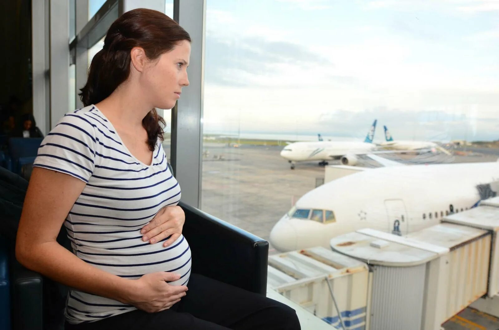 До скольки недель можно летать. Беременные женщины в аэропорту.
