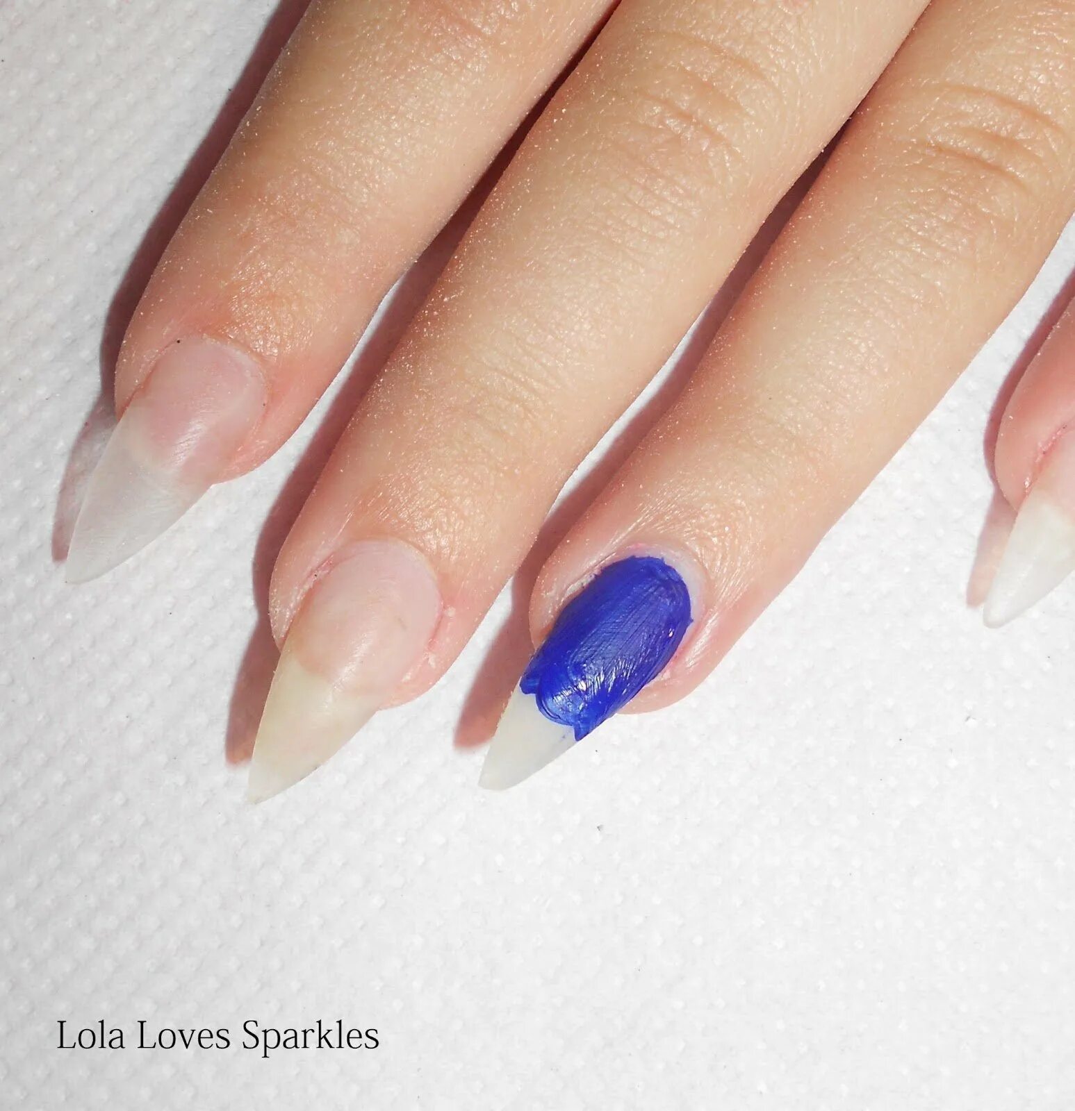 Нарощенные ногти в салоне. Наращивание ногтей дизайн. Ногти в школу наращивание. Наращивание ногтей гелем на типсах. Ногти в школу нарощенные.