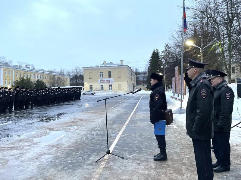 Подразделения по охране общественного порядка. Охрана общественного порядка МВД. Факультеты на полицейского. Планка охрана общественного порядка. Ель из курсанты полиции.