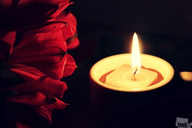 Одинокая свеча. Одиноко свечи горят