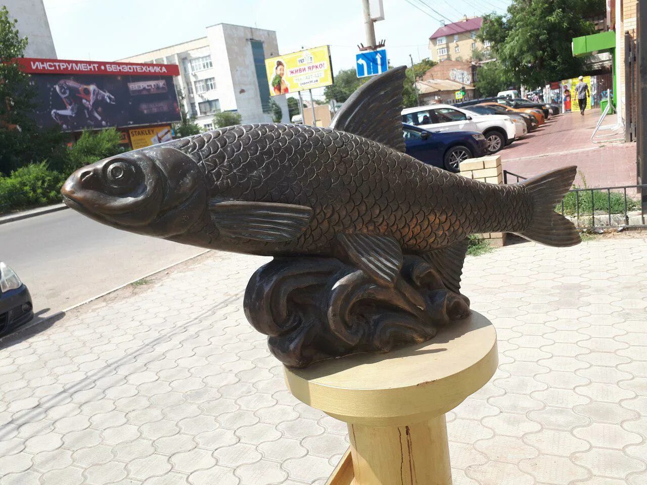 Рыба в астрахани есть. Памятник вобле в Астрахани. Памятник вобле кормилице в Астрахани. Вобла кормилица Астрахань. Скульптура вобла кормилица в Астрахани.