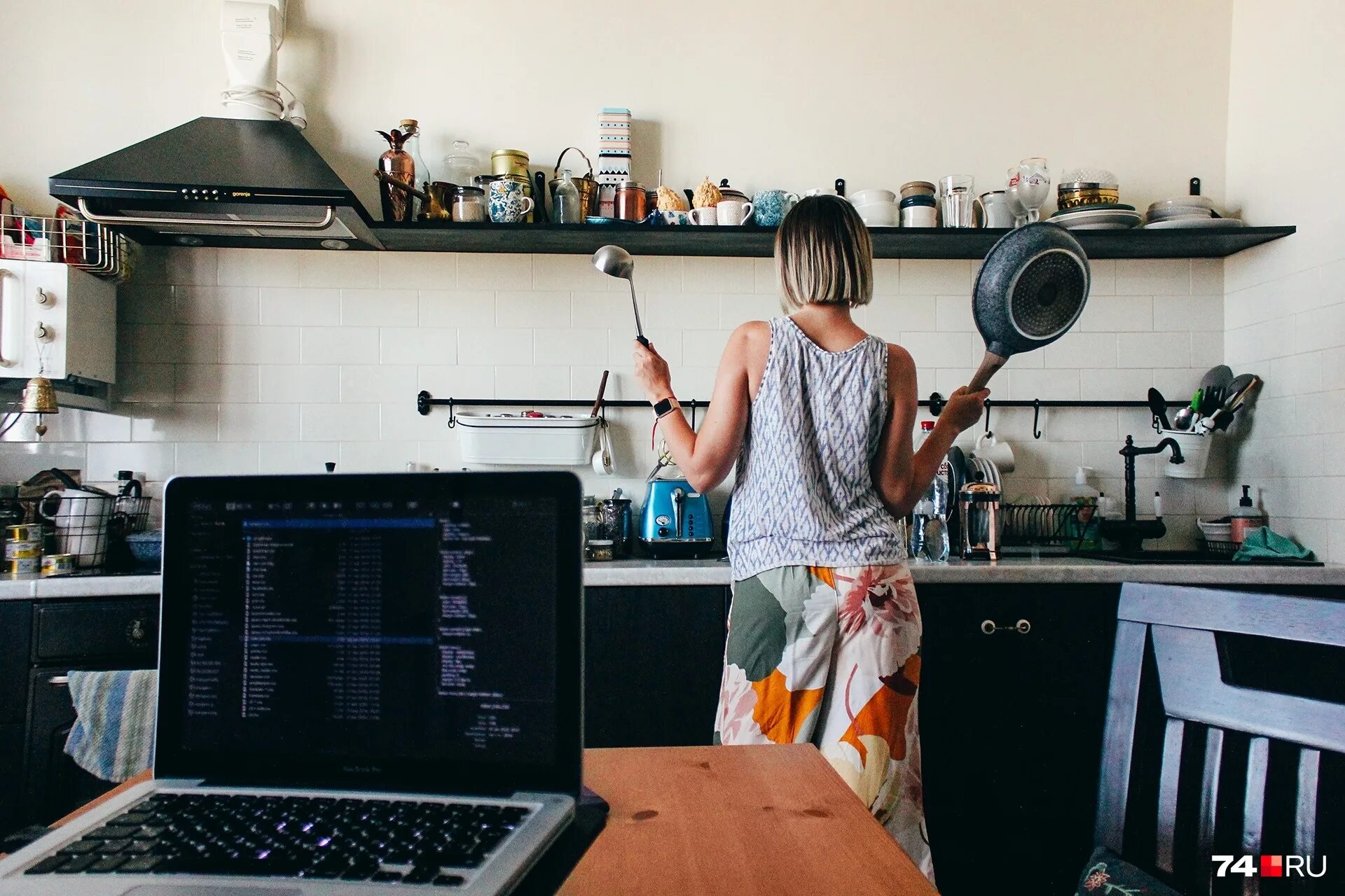 Женщины обычно не работают. Женщина на кухне. Место женщины на кухне. Обычная женщина на кухне. Место бабы на кухне.