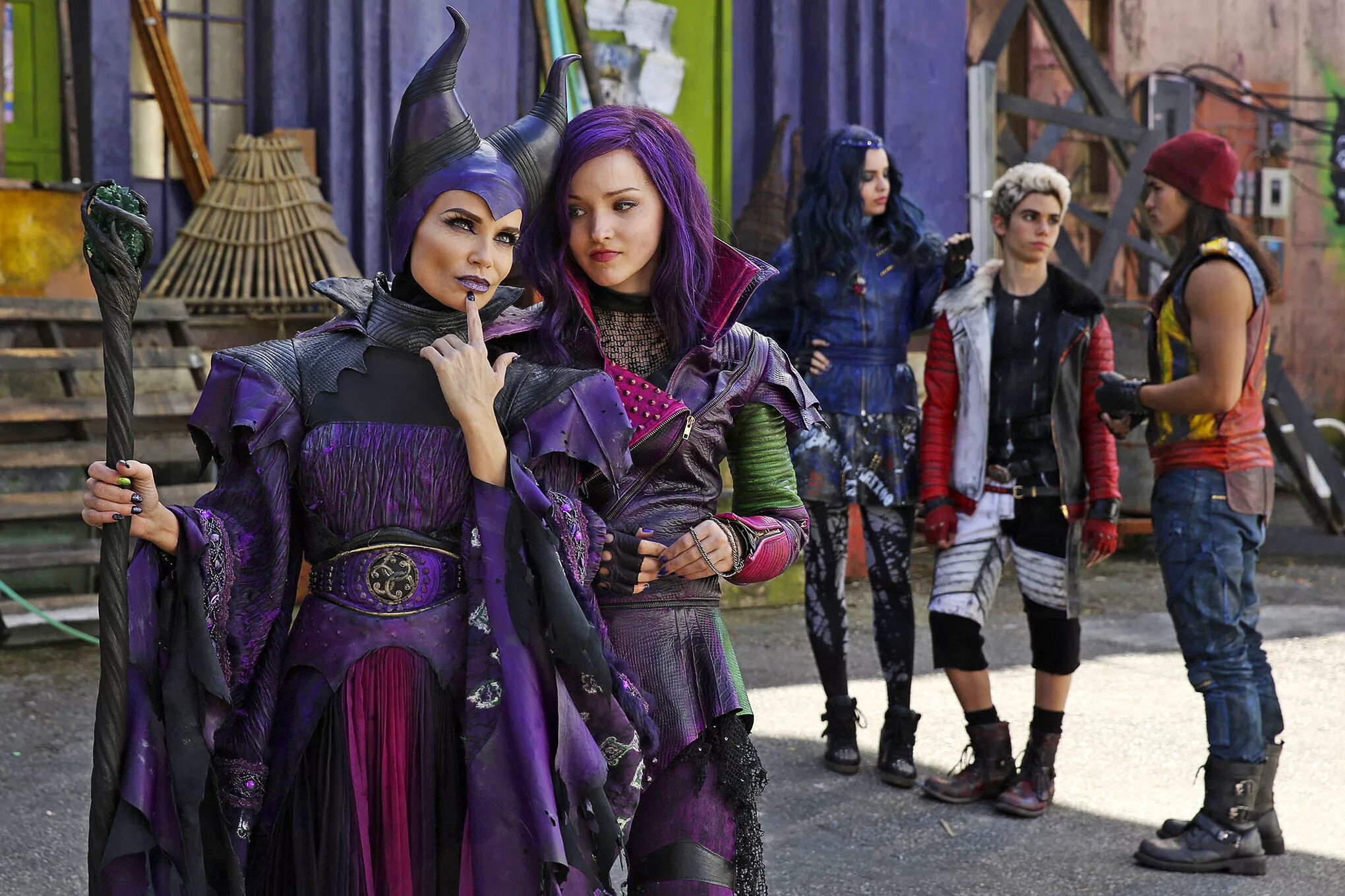 Наследники мастеров движение первых. Наследники (descendants) 2015. наследники 2015 дисней. наследники малефисента. наследники дисней малефисента.