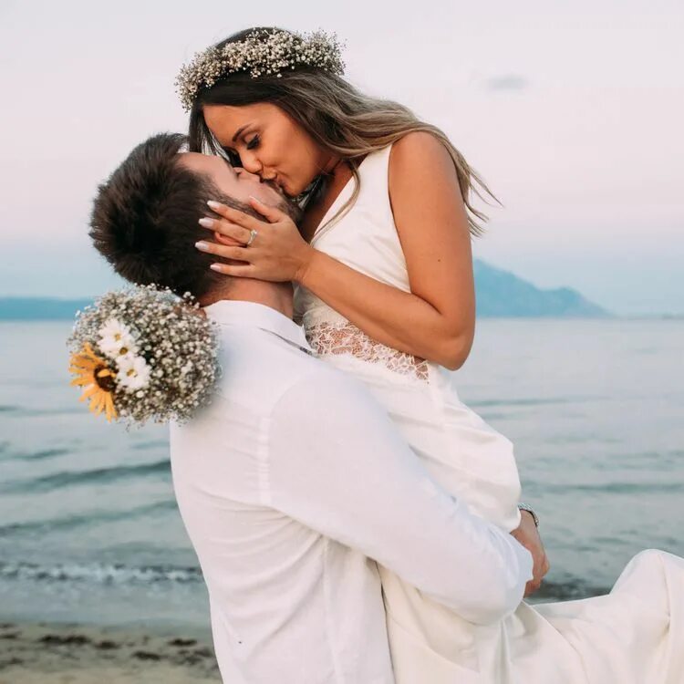 After getting married. Невеста сидит. Свадьба пара. Фотосессия жениха и невесты. After getting married.