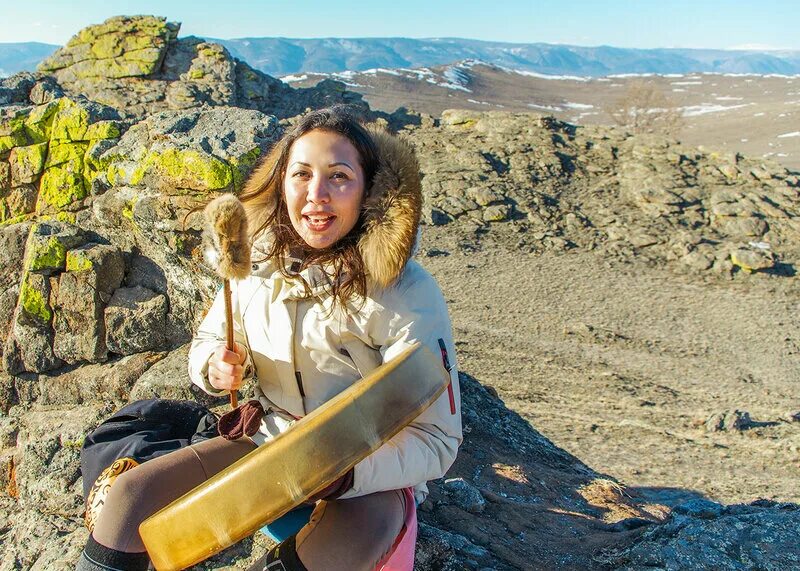 Шаманка женщина ольхон. Шаманка в давосе. Горловое пение шаманов. Хакасы шаманизм. Шаманка в давосе.