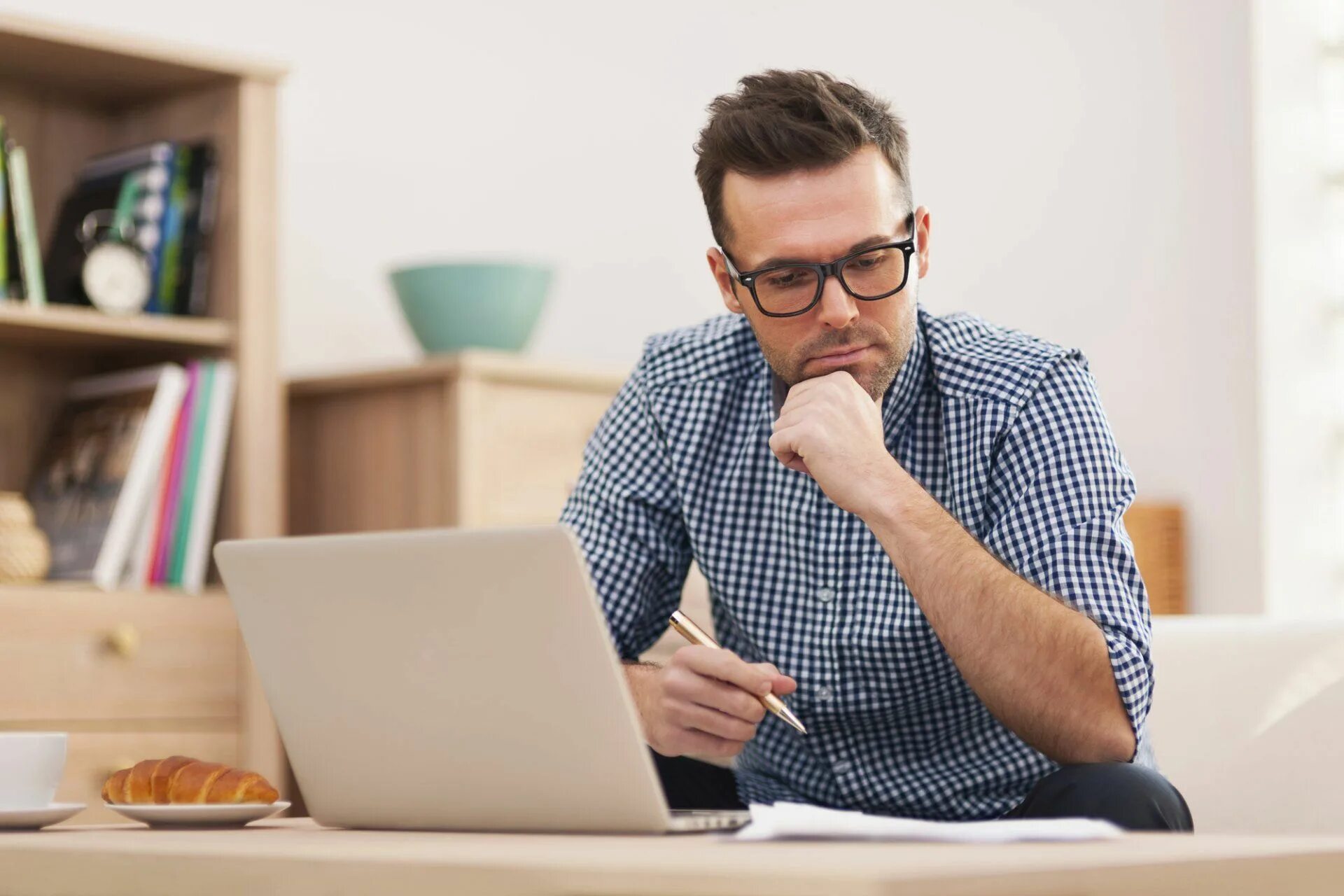 Man think 3. Люди в офисе. Мужчина на работе. Мужчина в офисе. Человек думает в офисе.