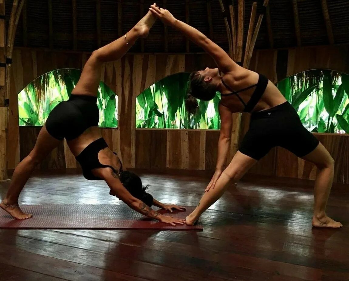 Йога для 2. Йога для двоих. Йога на 2 человека. Позы йоги два человека. Позы йоги для двоих человек.