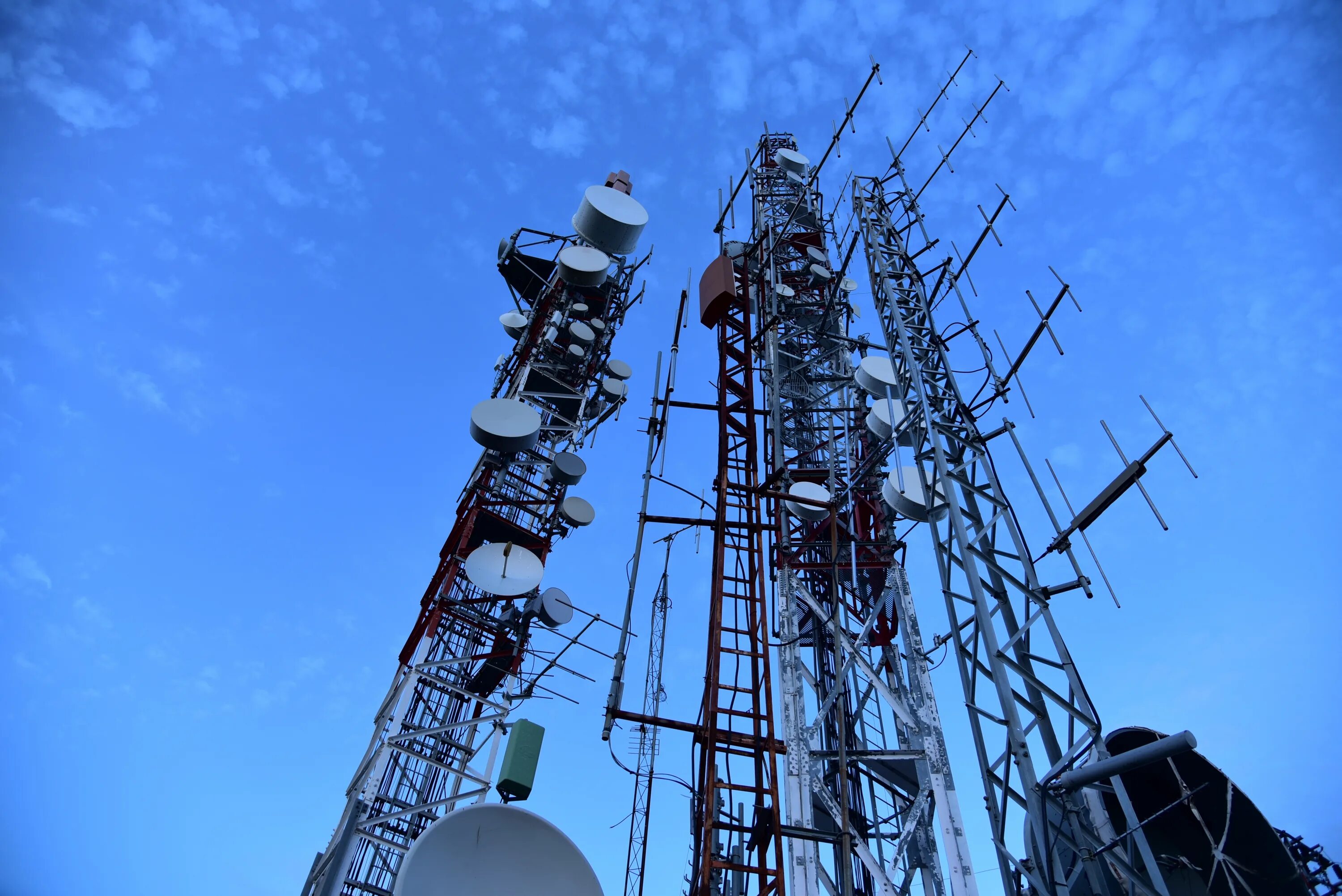 Какие операторы какие вышки используют. Мачта вышка 5g. станция сотовой связи 5g. антенны сотовой связи 5g. телекоммуникационные вышки.