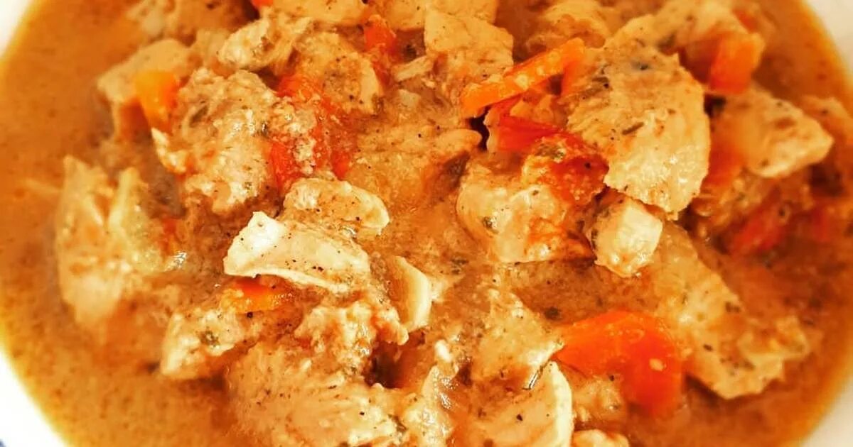 Тушеные грудки с морковью