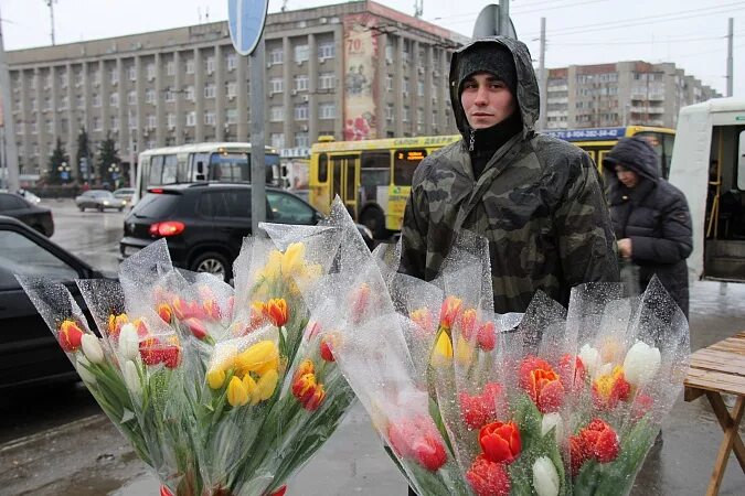 Почему желтые тюльпаны вестники разлуки. Желтый тюльпан в целлофане. Храм с желтыми тюльпанами. Жёлтые тюльпаны вестники разлуки. Желтый тюльпан ФСИН.