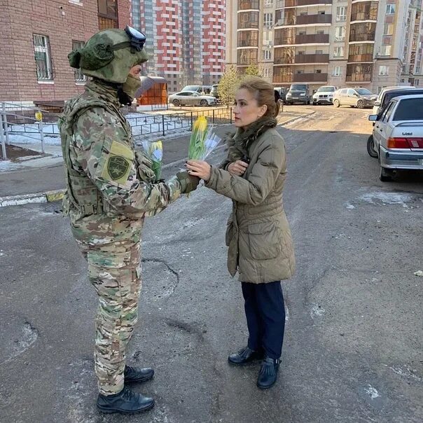 Отряд спецназа Росгвардии Казань. Росгвардия спецназ. ОМОН дарит цветы. Военный дарит цветы. Омон на улицах