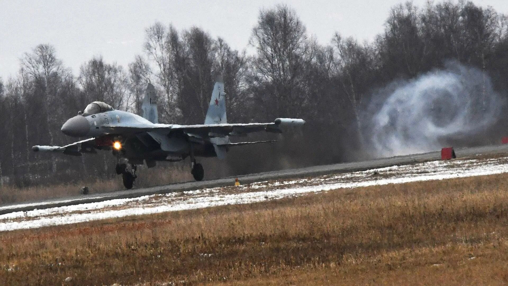 Посадка истребителя. Су-35 с р-37м. Су-35 с ракетами р-37м. Истребитель Су-35. Су-35 с ракетами воздух-воздух.