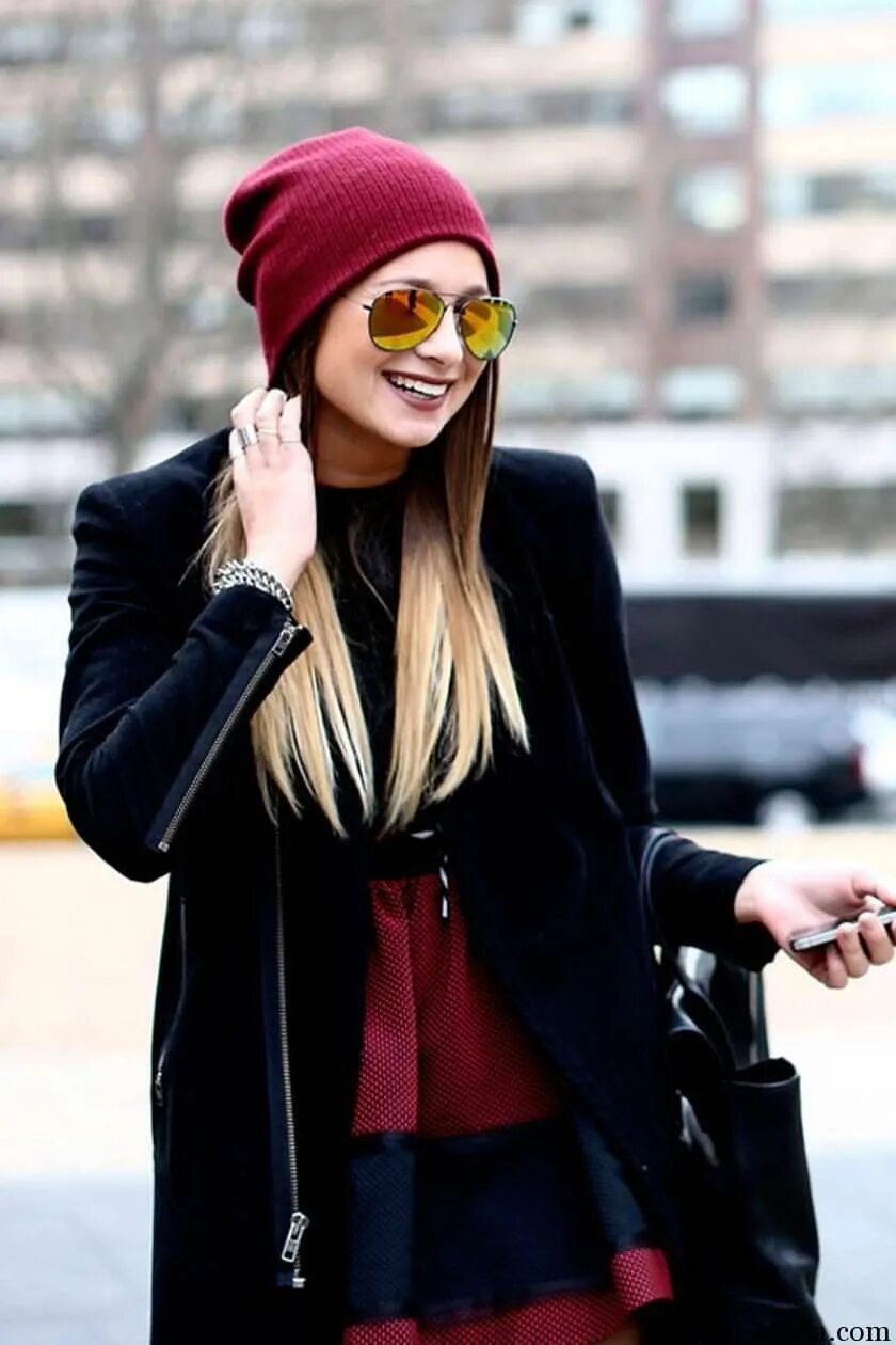 Шапка бини celine. Модные яркие вязаные шапки. Шапка образ. Французская беретка. Шапка бини стрит стайл 2020.