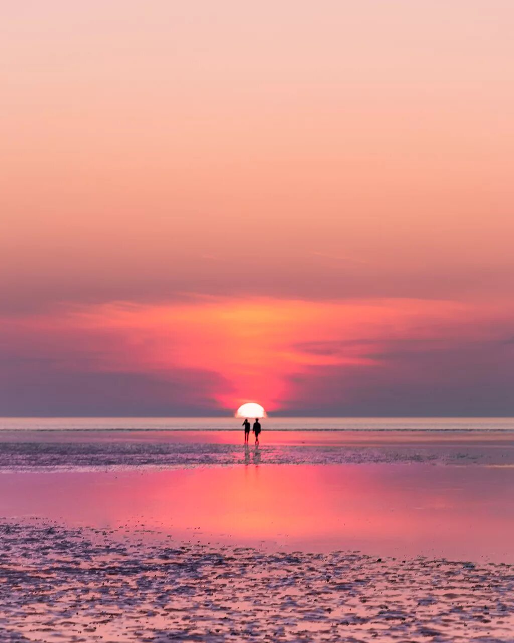 розовый закат. розовое небо. малиновый закат на озере. на закат ты розовый похожа. розовый закат фото.