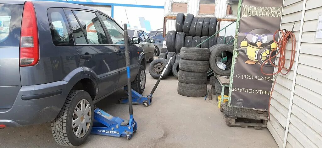 Обустройство шиномонтажки. Шиномонтаж hyundai. Шиномонтаж чери. Мобильный шиномонтажный станок. Как открыть шиномонтаж с нуля.