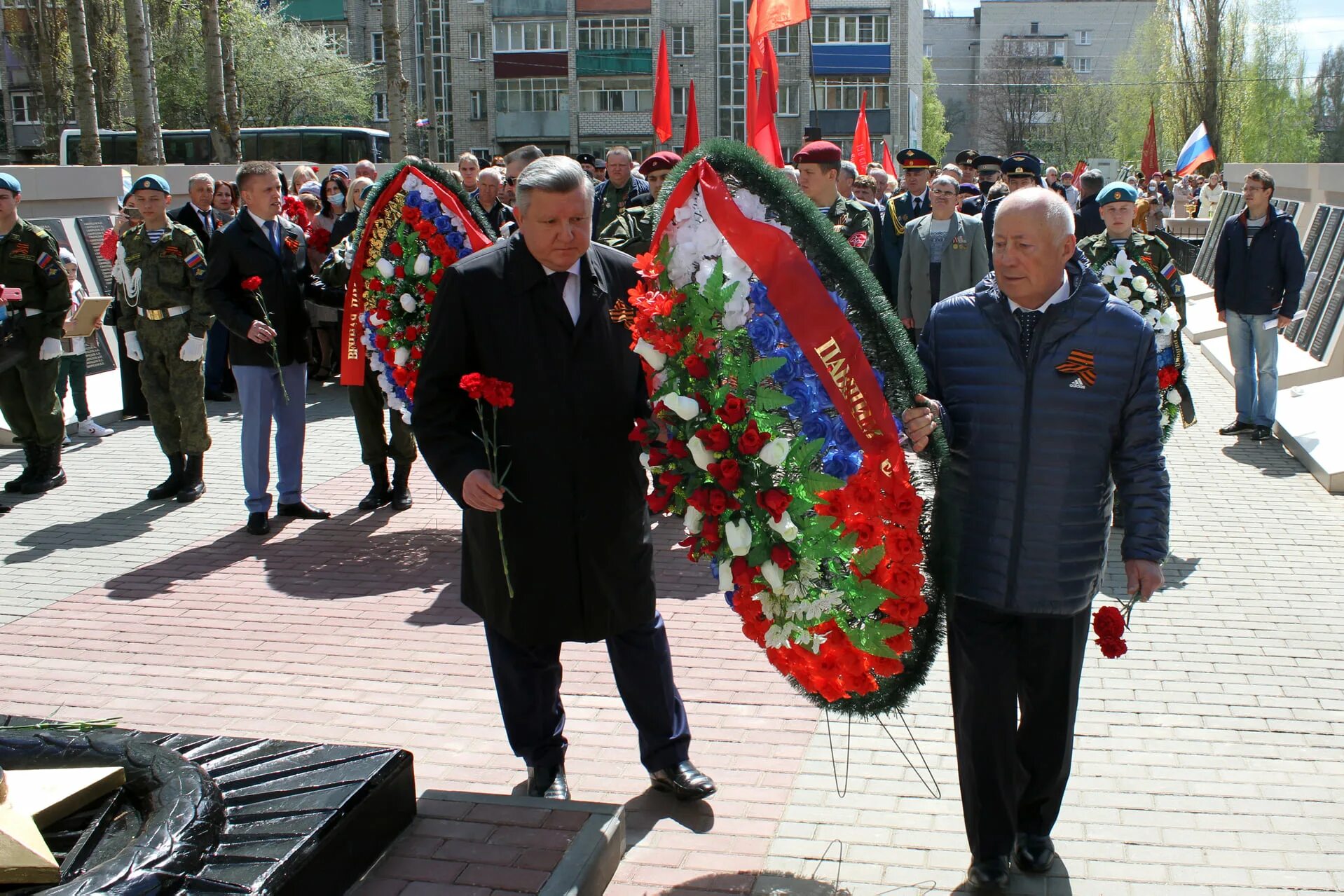 Первомайские новости оренбургской области. Мемориал Первомайский район Тамбов. Первомайск мемориал. Венок на возложение ВДВ. Возложение цветов 9 мая Первомайский.