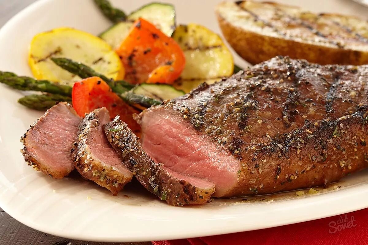 Свиные стейки в духовке. Стейк в фольге. Форель клеопатра. Сколько запекать стейк в фольге. Стейк запеченный в духовке.