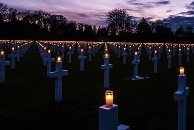 свечение над могилами. фосфор на кладбище. свечение на кладбище ночью. кладбище светится. свечение могилы.