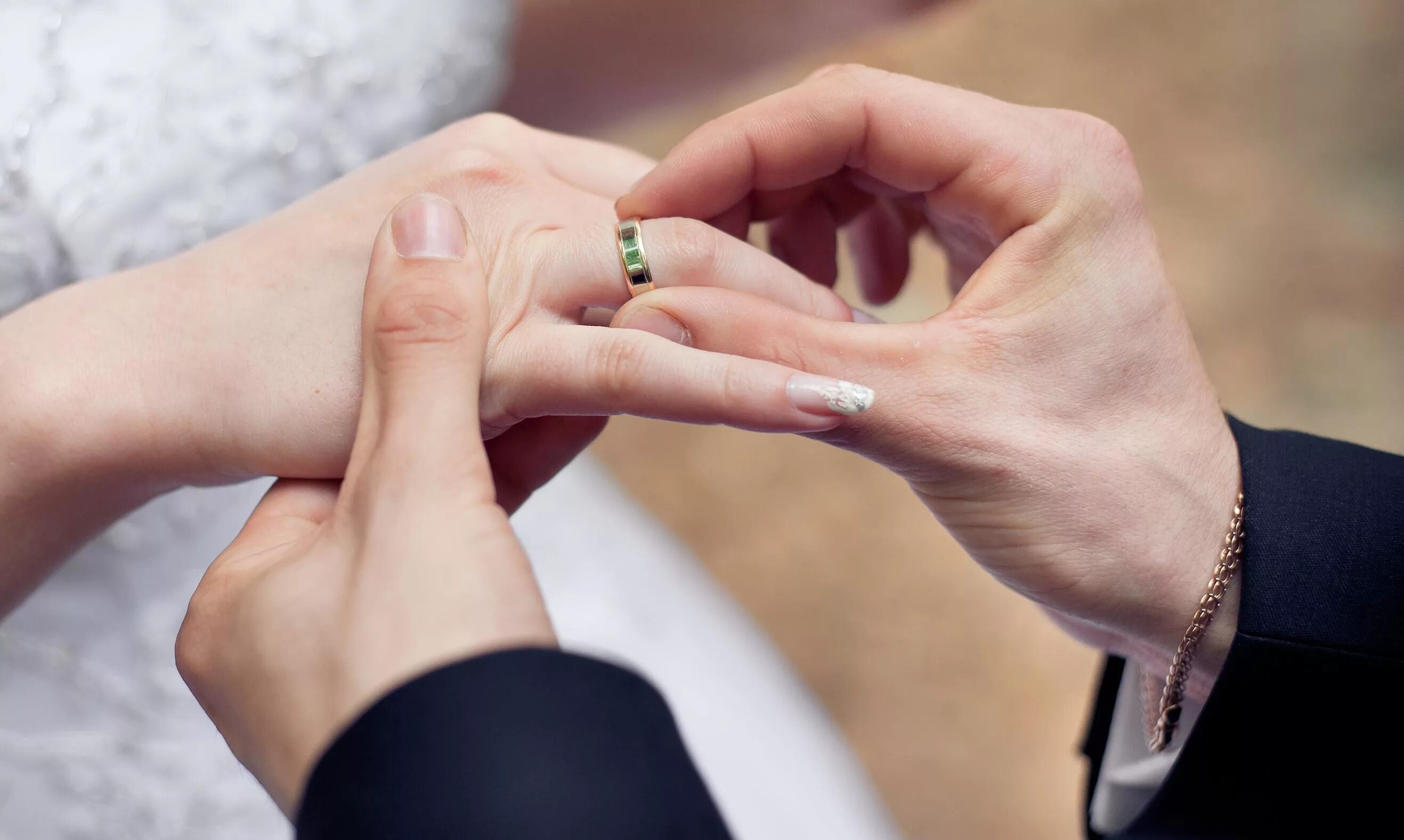 "Обручальное кольцо" Глаголева. Обручальное кольцо на пальце. Надевает кольцо на палец. Кольцо на палец свадьба.