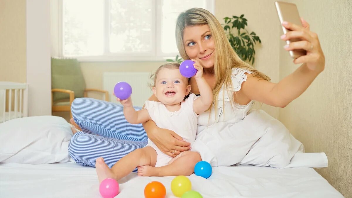 Mommy makes. Мама причесывает дочь. Baby on the Phone. Mother Phone and child. Mum and Happy child.